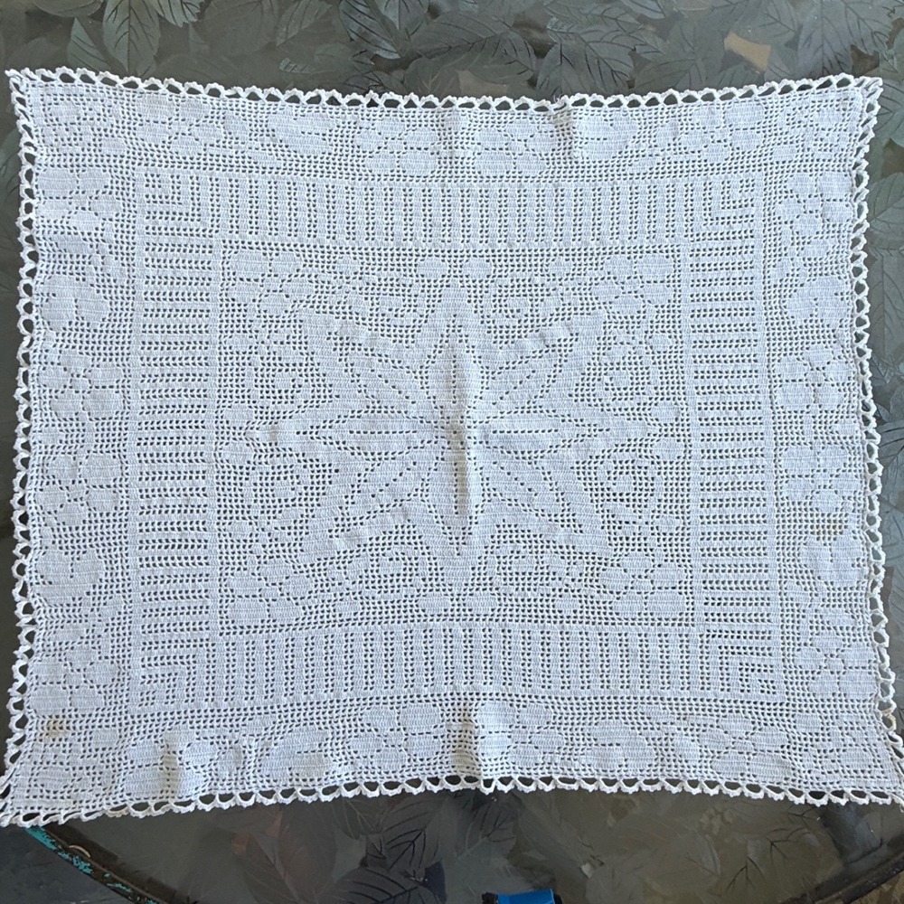 Vintage White Crochet Lace Tablecloth Table Runner Star Floral Pattern 25x30